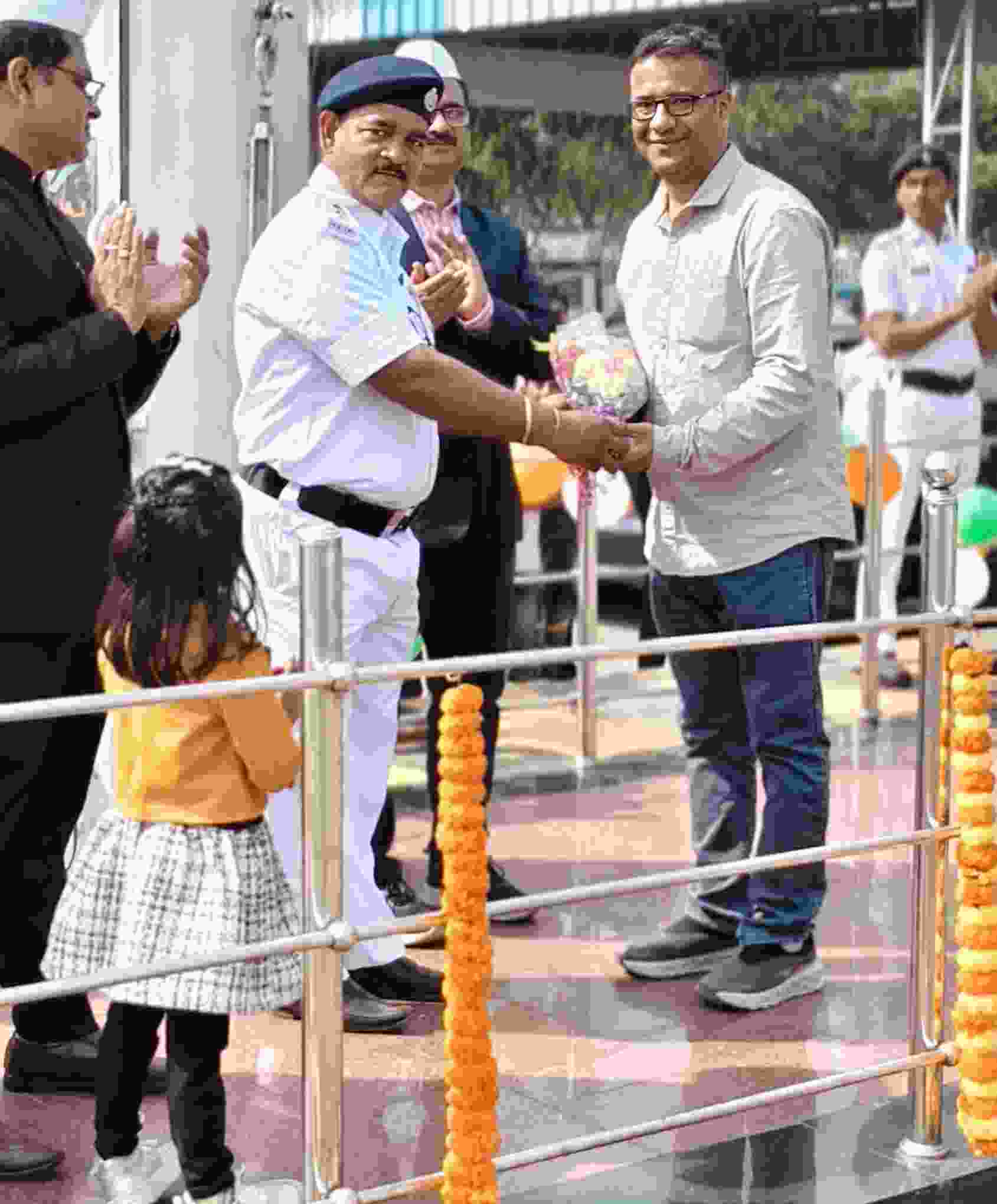 Flag Hoisting के बाद समाजसेवी सम्मानित 