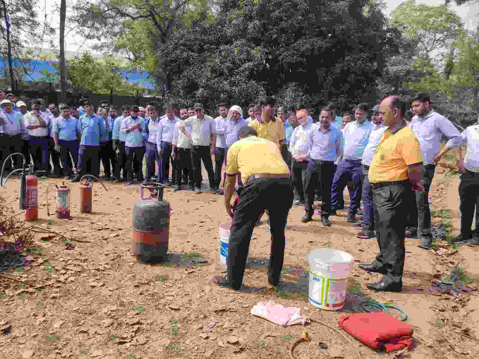 Rail Civil Defence के जवान लोको पायलटों को ट्रेनिंग देते हुए 