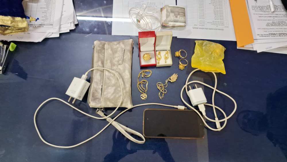 Purse Recovered : बरामद पर्स में मौजूद सामान 