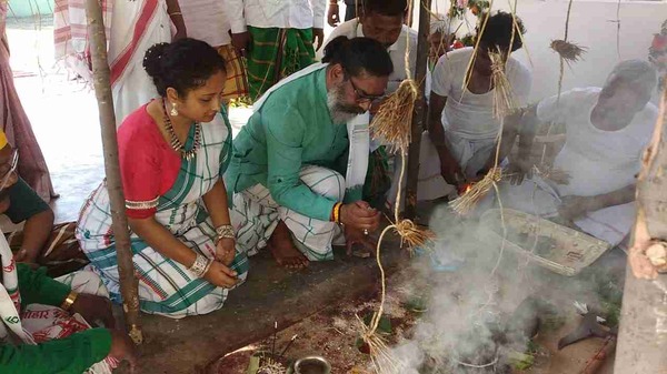 Hemant Soren अपनी पत्नी संग पूजा करते हुए