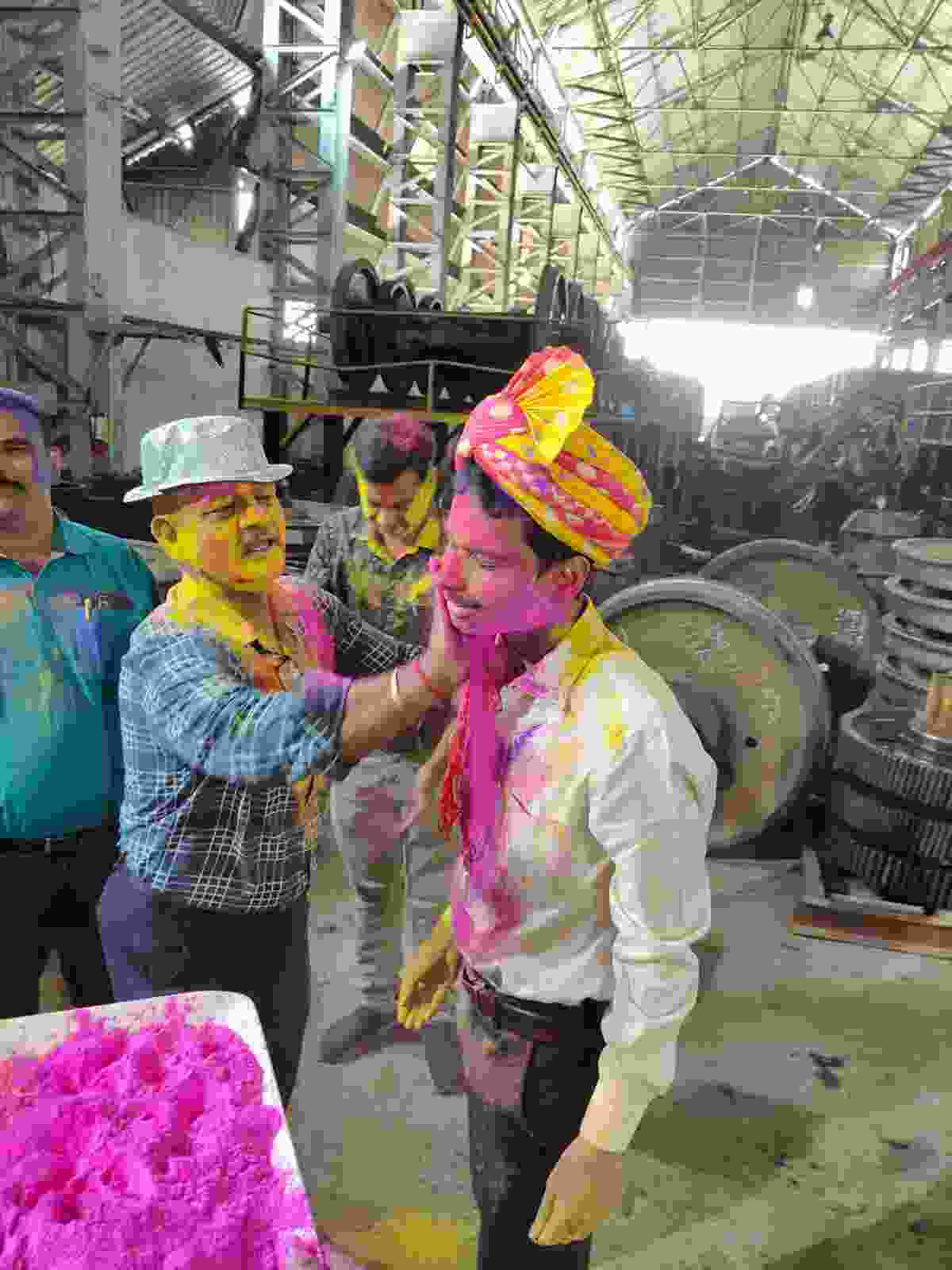 Railway Holi एक दूसरे को रंग लगाते रेल कर्मी 