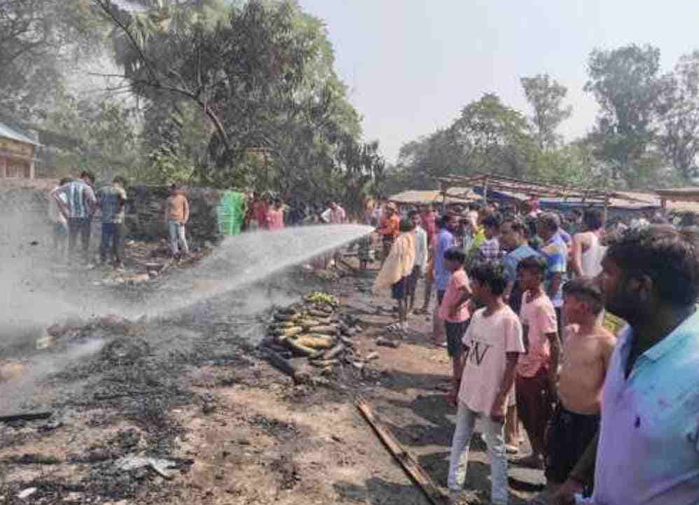 Bagbera Fire: आग बुझाते दमकल कर्मी 