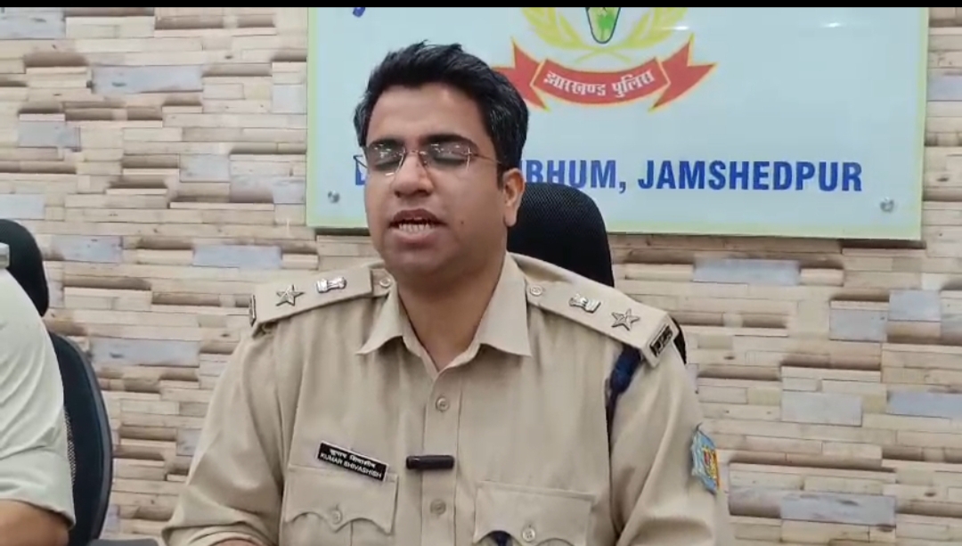 Jamshedpur Arms Paddler : जानकारी देते सिटी एसपी