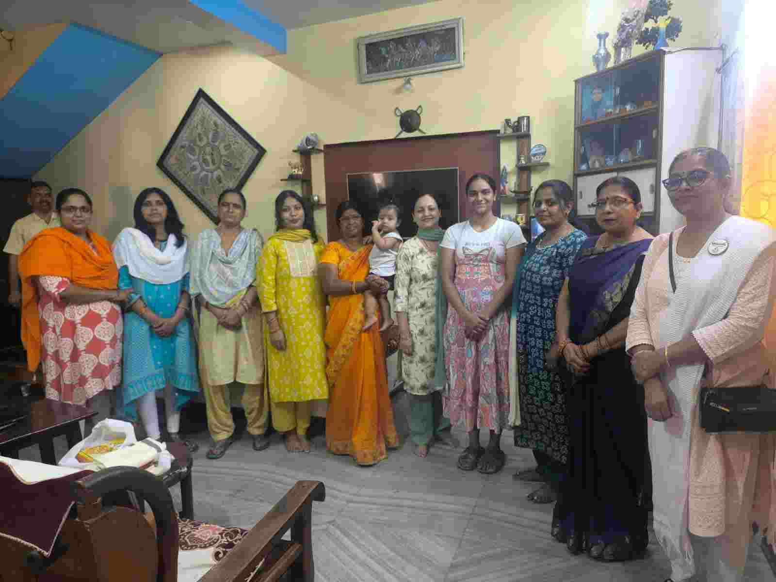 Jamshedpur Education : संस्था की महिलाओं के साथ आद्या सिंह