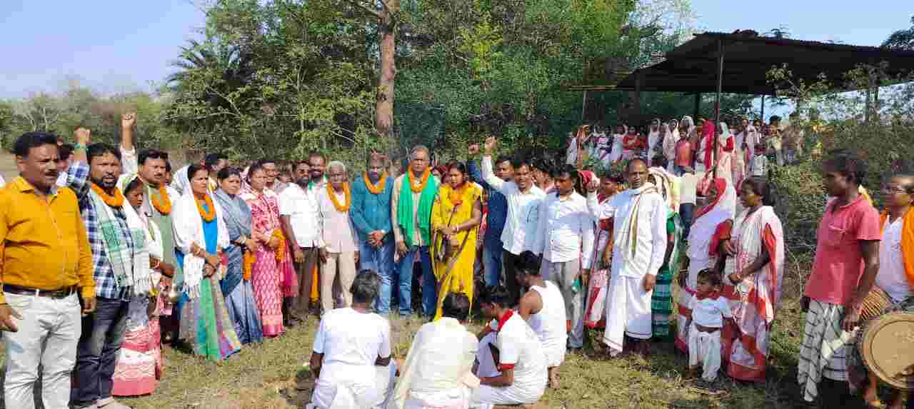 Potka Block News : शिलान्यास करते विधायक संजीव सरदार व अन्य