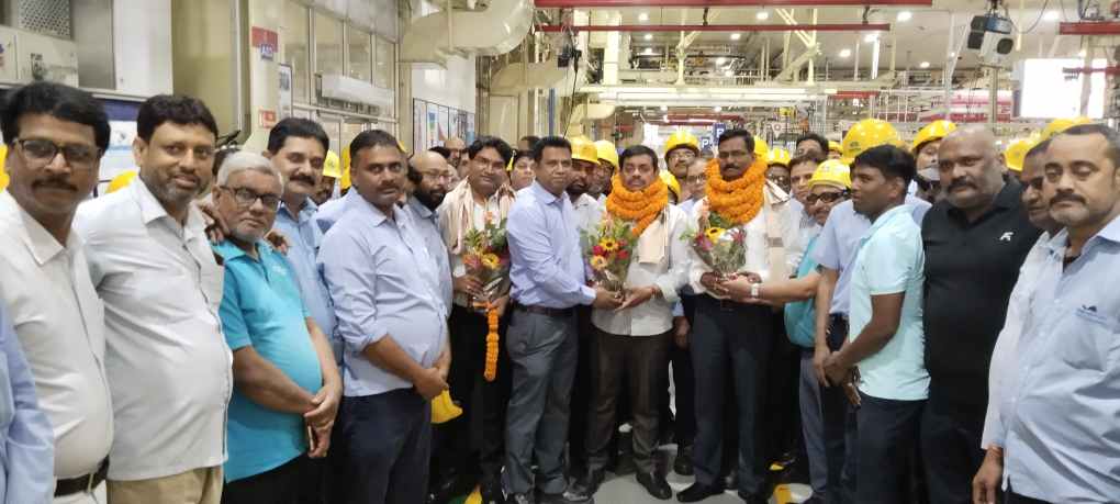 Jamshedpur Tata Motors : अध्यक्ष का स्वागत करते लोग