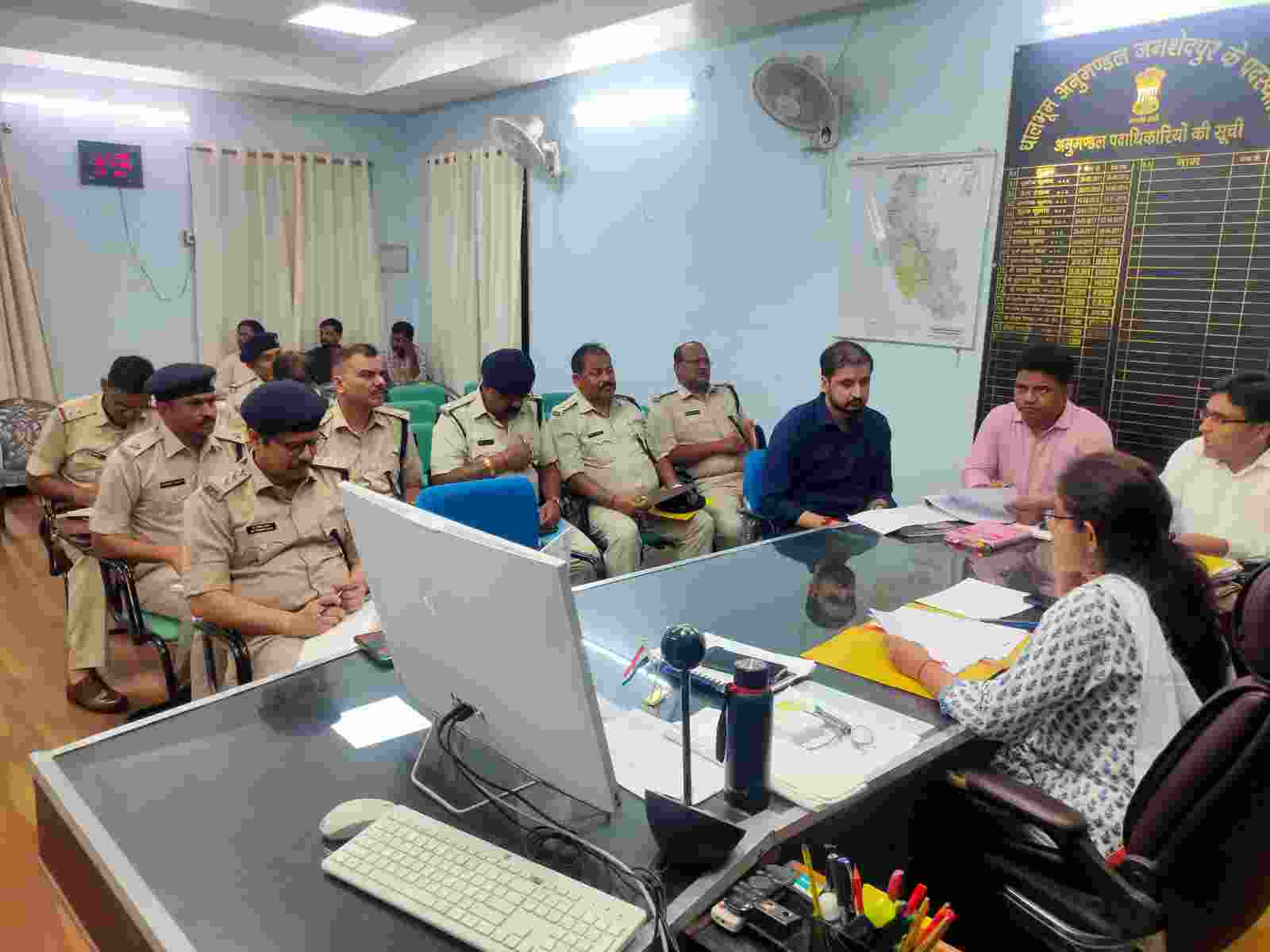 Jamshedpur News: मीटिंग करतीं एसडीओ