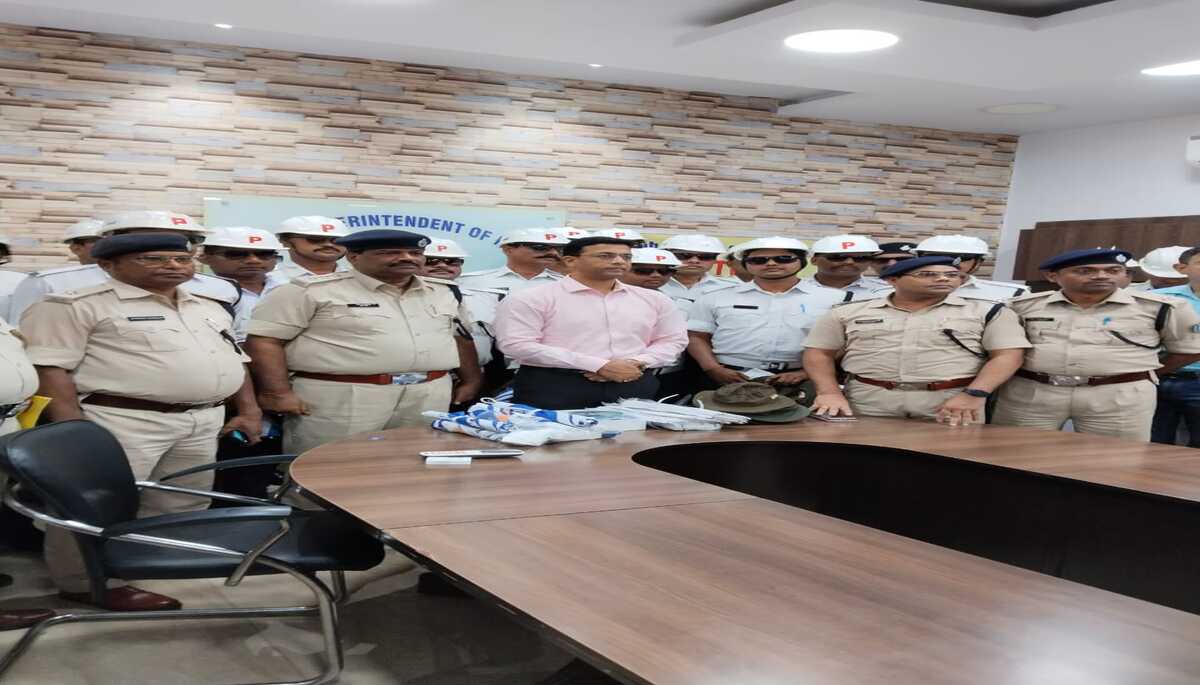 Jamshedpur Traffic: ट्रैफिक पुलिस को दिया गया छाता