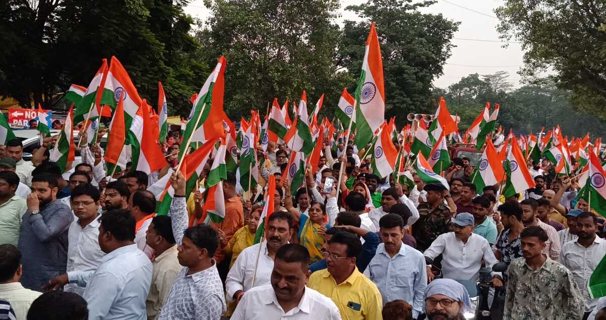 Jamshedpur Tiranga Yatra: तिरंगा यात्रा में शामिल लोग
