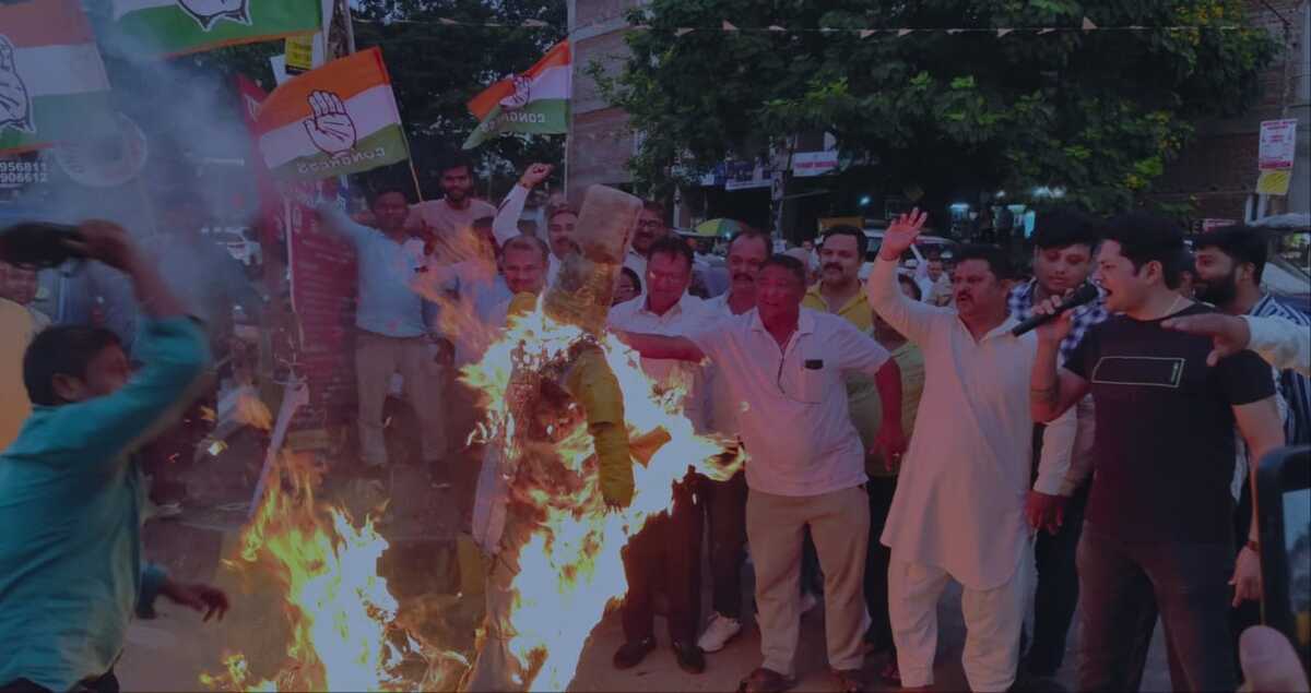 Jamshedpur Congress Protest: मध्यप्रदेश के उप मुख्यमंत्री का पुतला फूंकते लोग