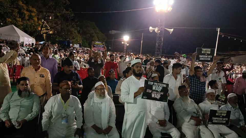 Jamahedpur Wakf Law News: आमबागान मैदान में जुटे लोग