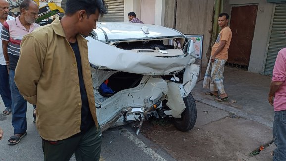 Jamshedpur Accident : खड़ी कार जिससे टकराई थी तेज़ रफ़्तार कार