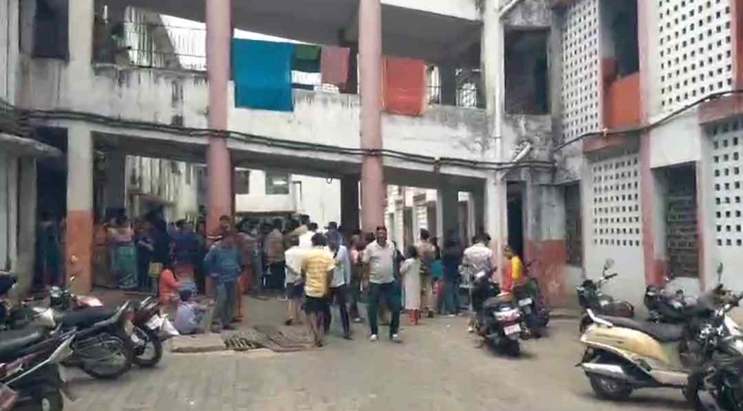 Dilapidated MGM Hospital: हादसे के बाद घटनास्थल पर मौजूद लोग