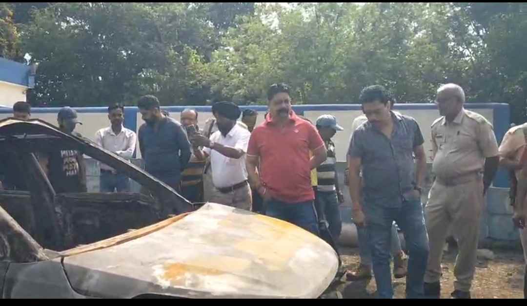 Jamshedpur car Fire: जली कार देख रहे लोग