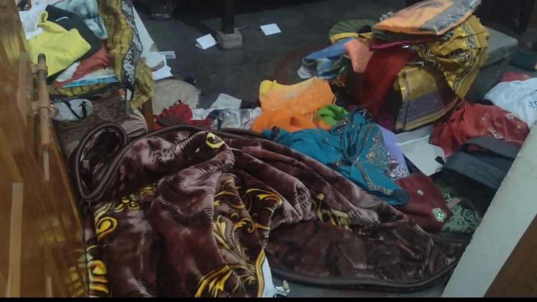 Jamshedpur Theft: फर्श पर बिखरा सामान