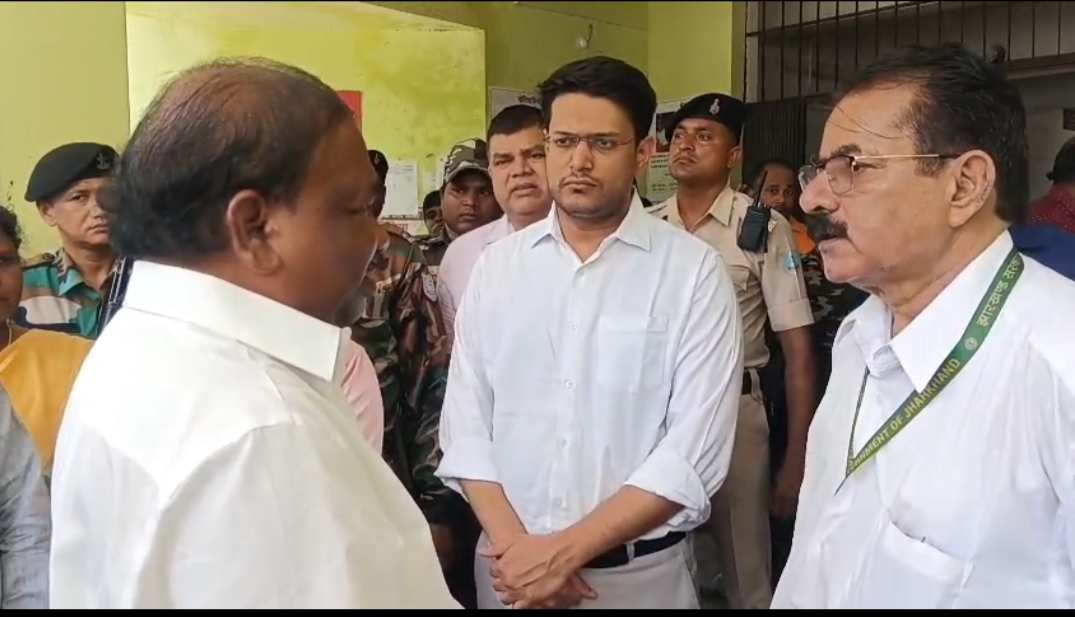 Jamshedpur Health: मंत्री रामदास सोरेन से बात करते डीसी अनन्य मित्तल व सिविल सर्जन डॉ साहिर पाल