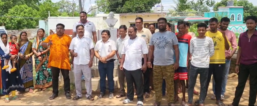 Jamshedpur News: प्रदर्शन करते लोग