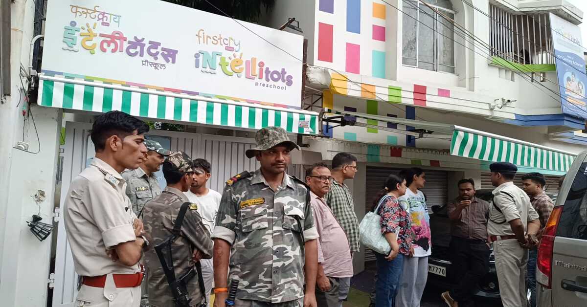 Jamshedpur Family Conflict: मौके पर मौजूद पुलिस व अन्य