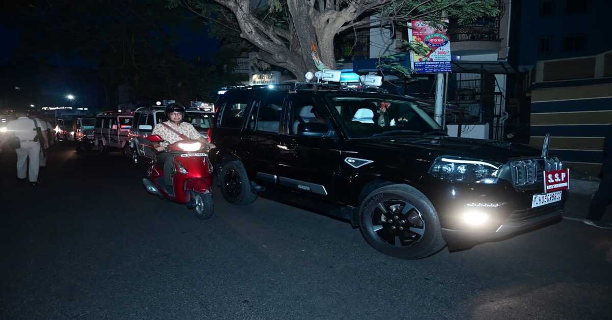 Jamshedpur Police Patrolling: कार चेक करते पुलिस अधिकारी 