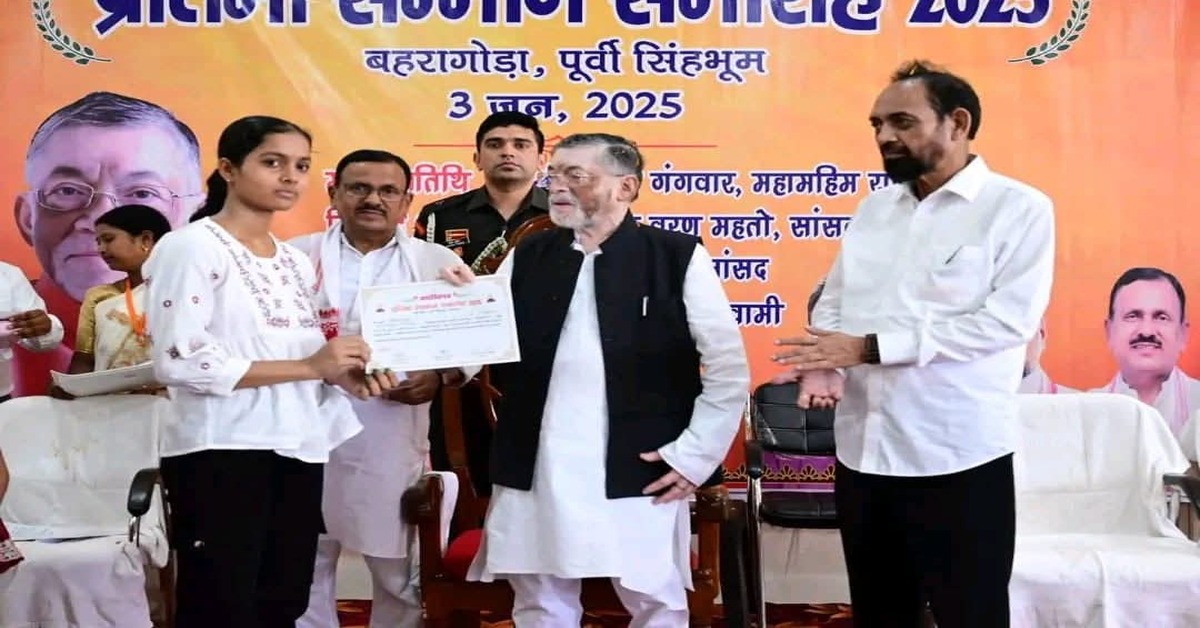 Jharkhand Governor: छात्रा को सम्मानित करते राज्यपाल