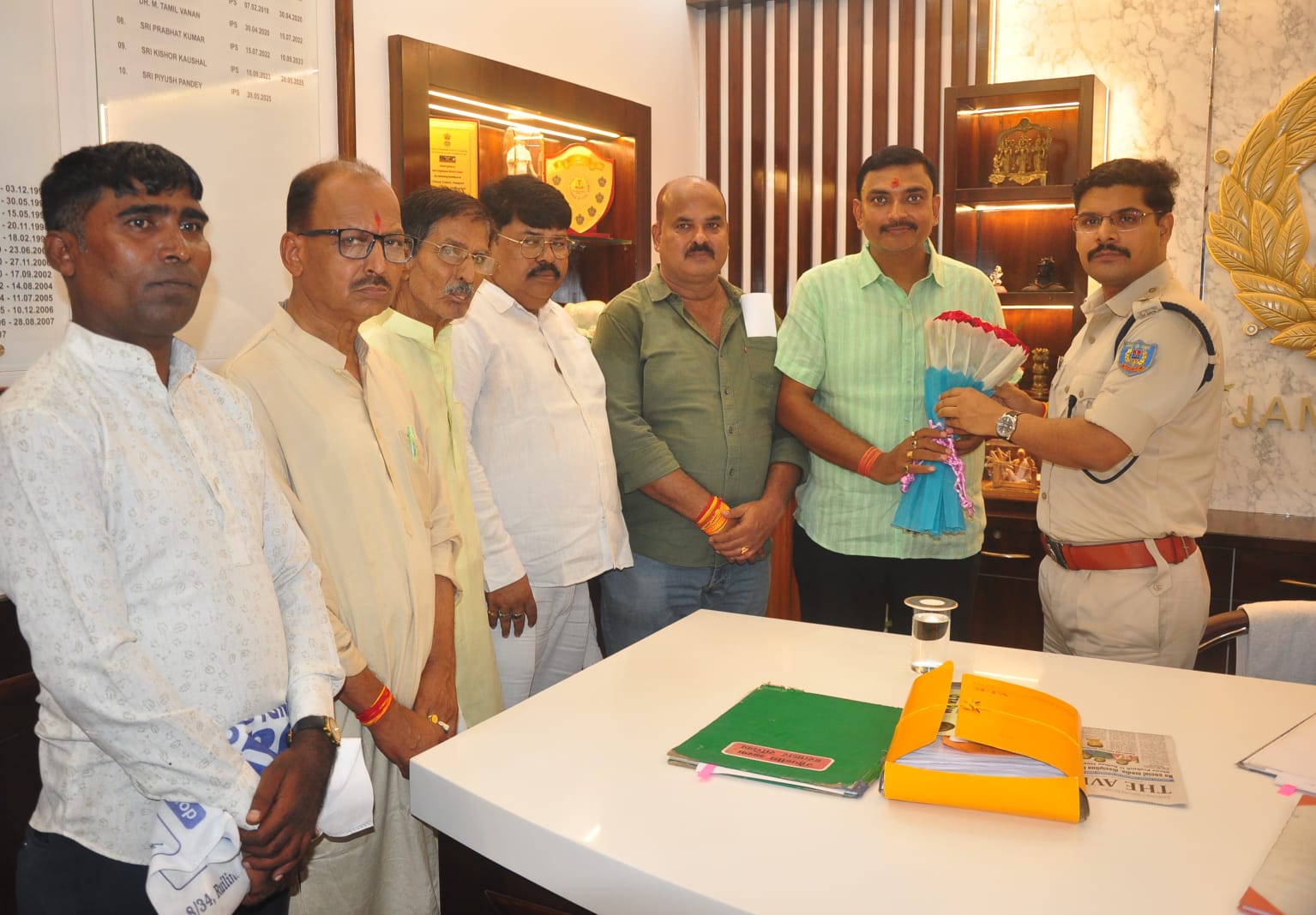 Jamshedpur SSP News: एसएसपी पीयूष पांडे को सम्मानित करते लोग