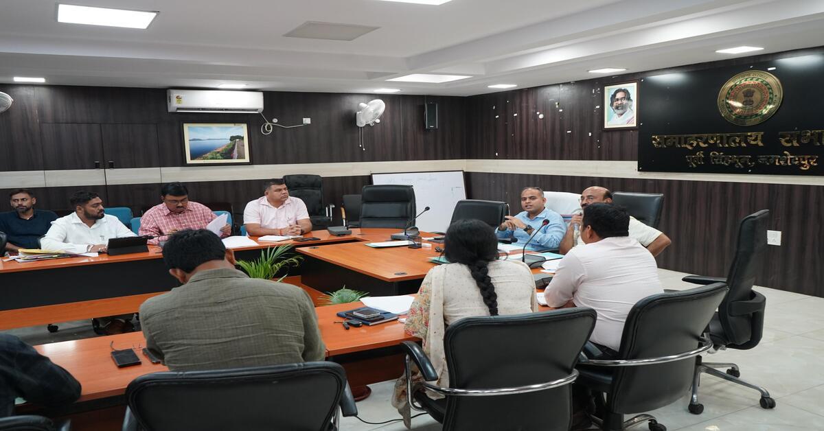 Jamshedpur DC News: मीटिंग में शामिल डीसी व अन्य अधिकारी