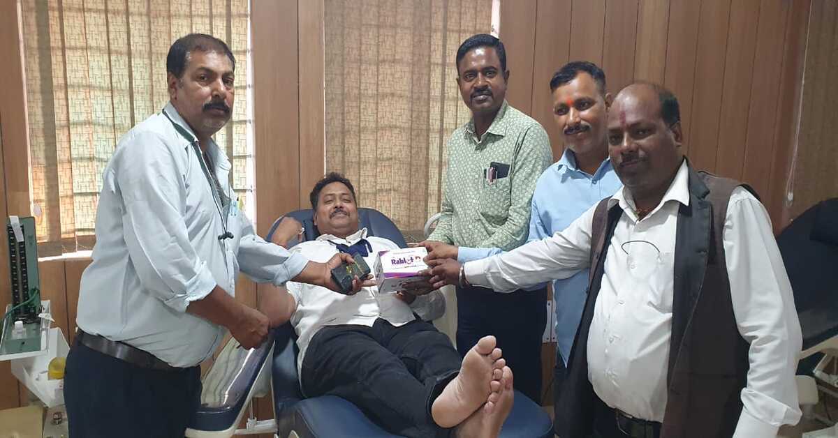 Jamshedpur Court: रक्तदान करते अधिवक्ता