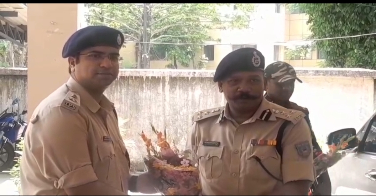 Jamshedpur DIG Meeting: डीआइजी‌ अनुरंजन किस्पोट्टा का स्वागत करते सिटी एसपी कुमार शिवाशीष 