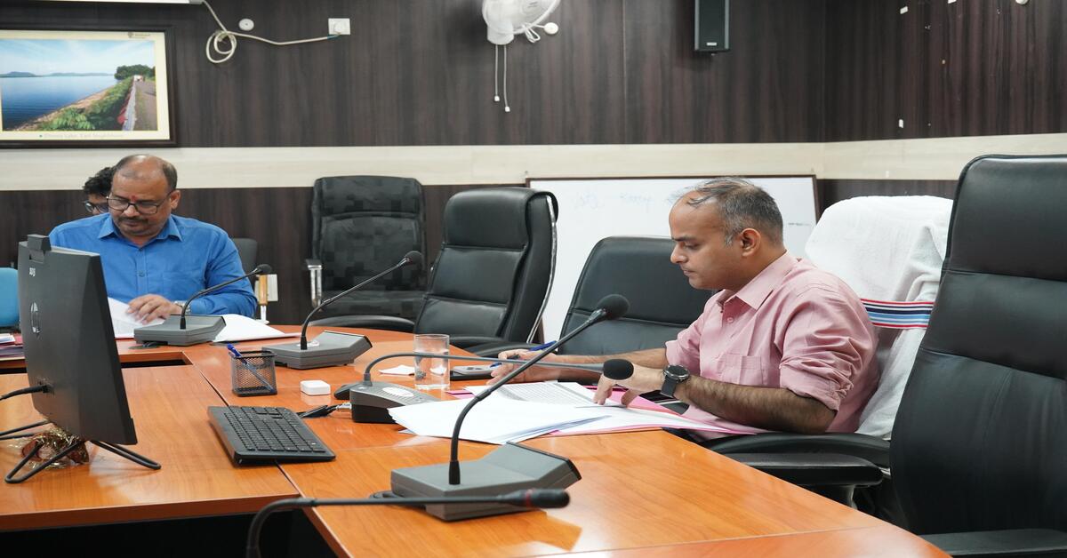 Jamshedpur Rationing : मीटिंग करते हुए डीसी