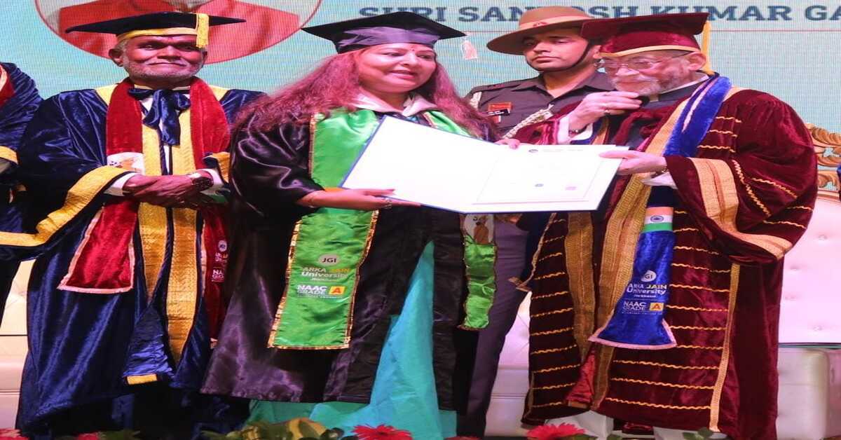 Jharkhand Governor: रानी ठाकुर को डिग्री देते गवर्नर
