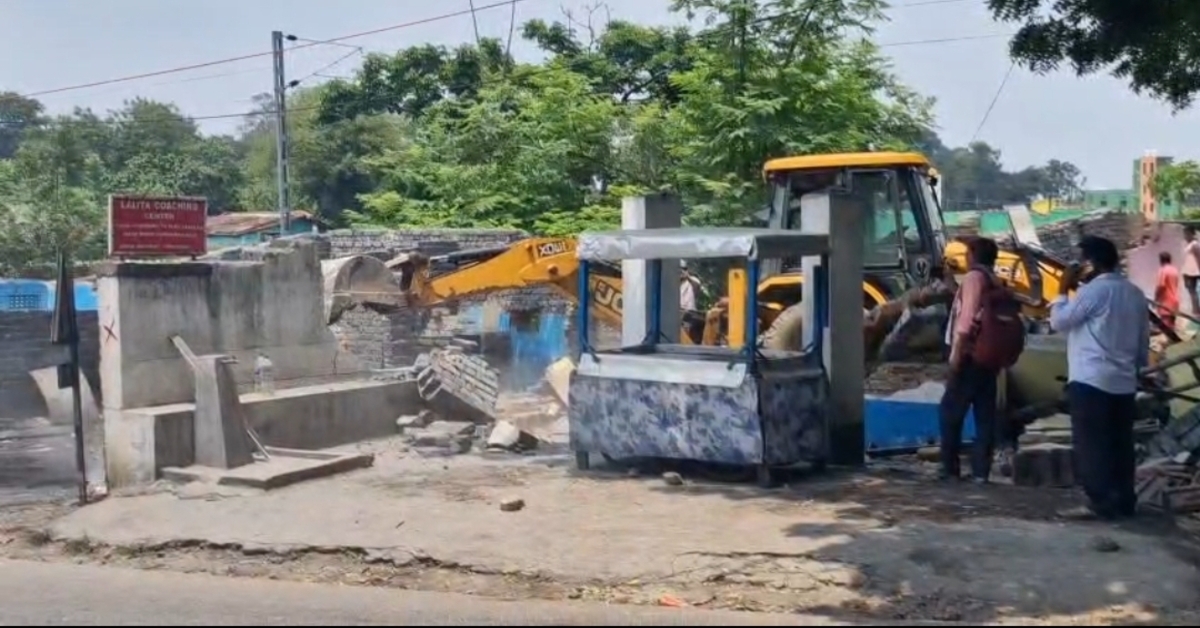 Jamshedpur Rail Buldozer: बस्ती पर चल रहा बुल्डोजर