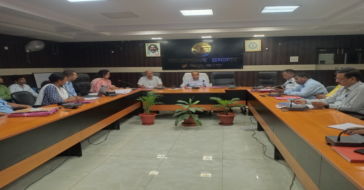 Jamshedpur News: जमशेदपुर डीसी ऑफिस में मीटिंग करते डीसी