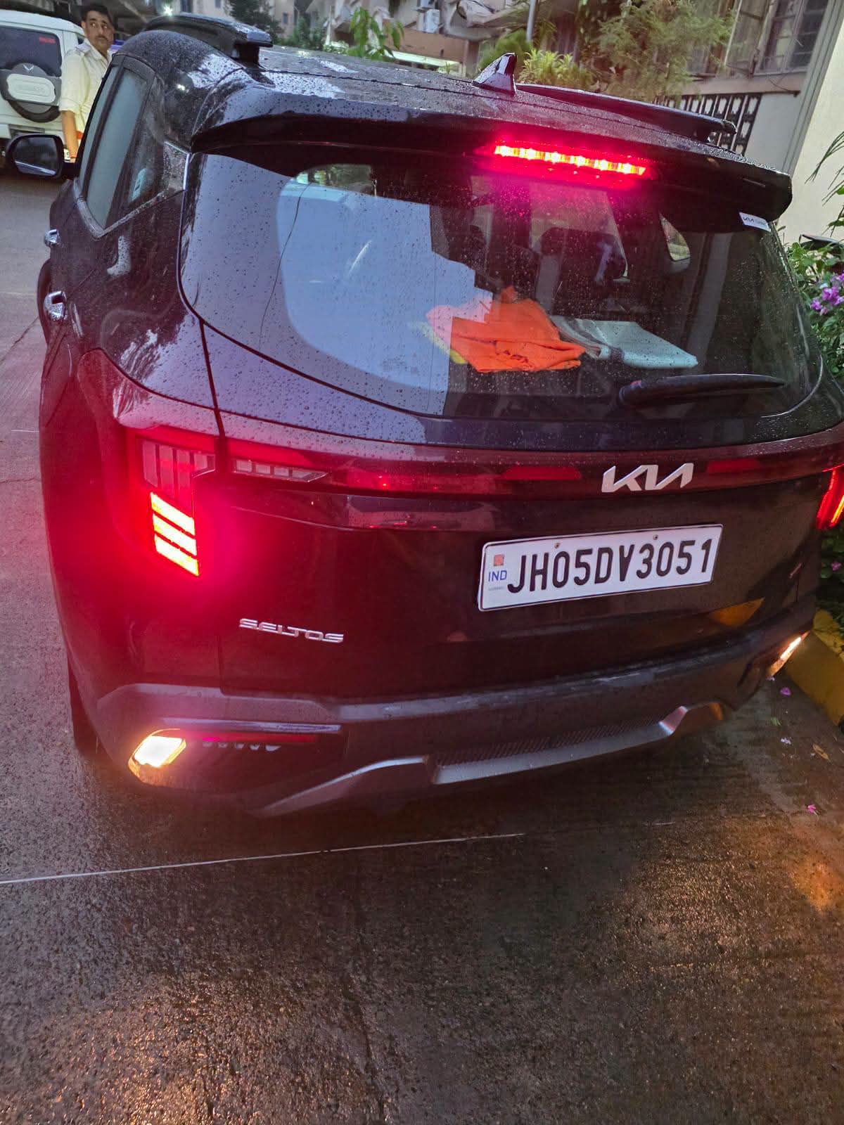 भाजपा नेता नीरज सिंह के घर पर बरामद कार